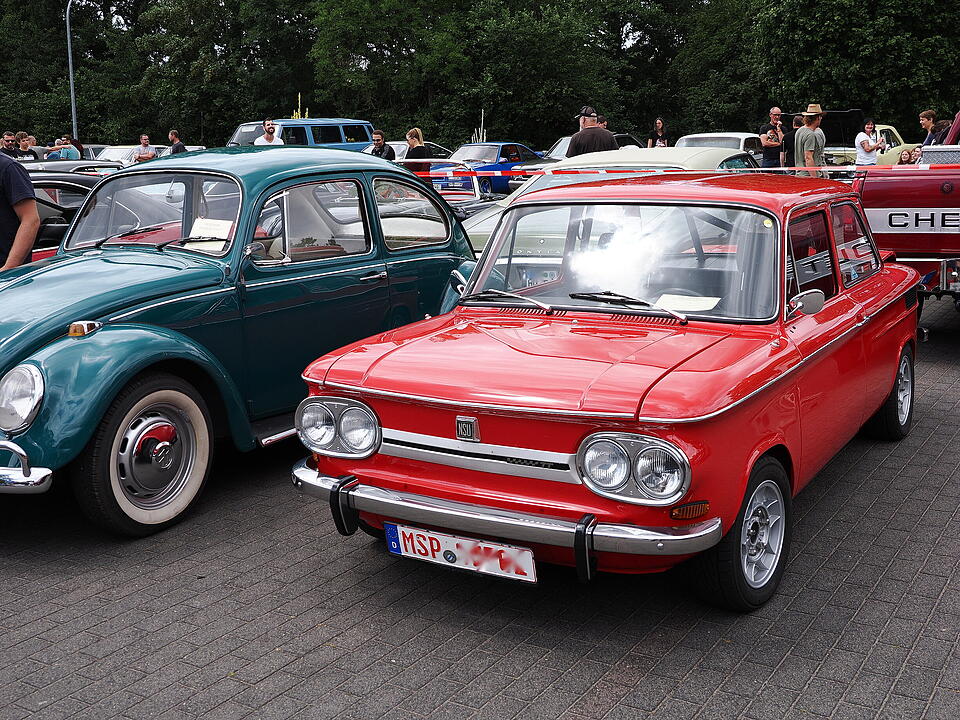 Oldtimer, US Cars, Traktoren und Motorräder.