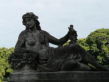 Das Denkmal einer Frau, das für Weiblichkeit steht.