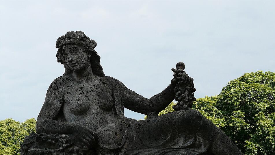 Das Denkmal einer Frau, das für Weiblichkeit steht.