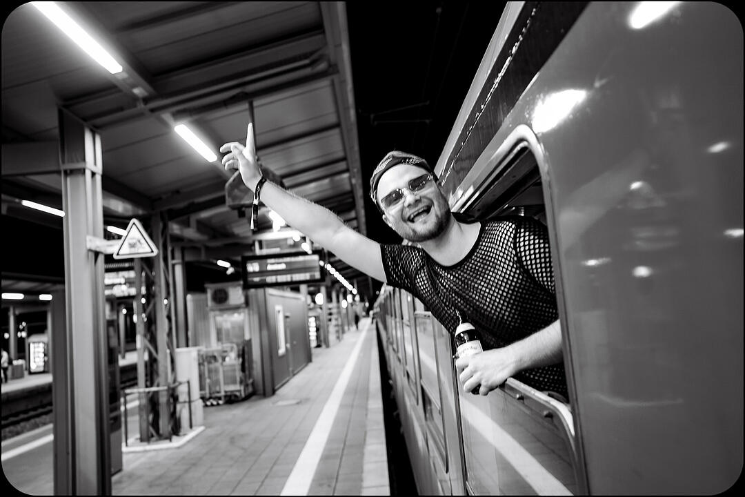 Hard Techno und Trance in drei verschiedenen Party-Waggons!