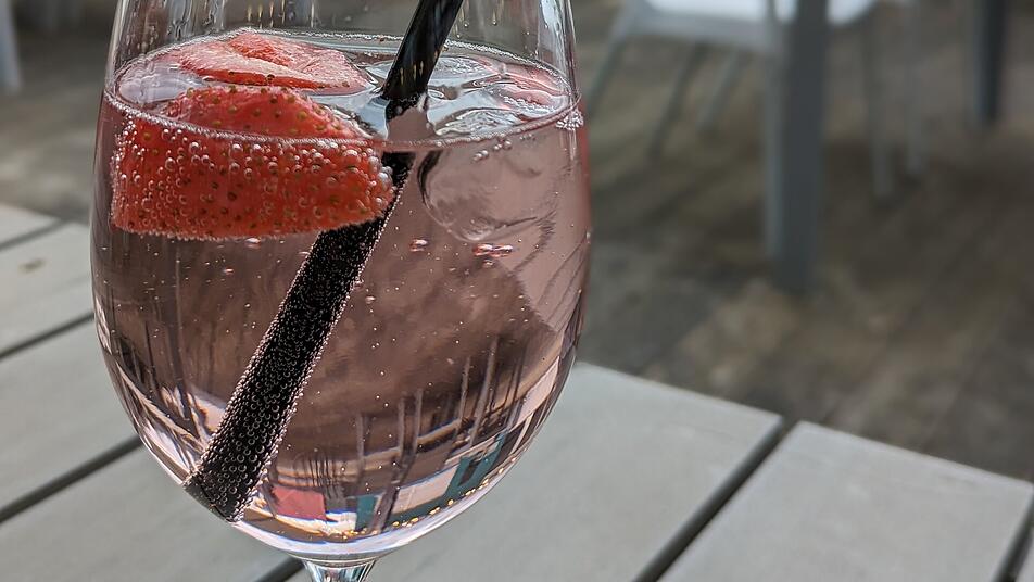 Ein perfekter Begleiter für die Tage auf der Terrasse: die Erdbeerbowle