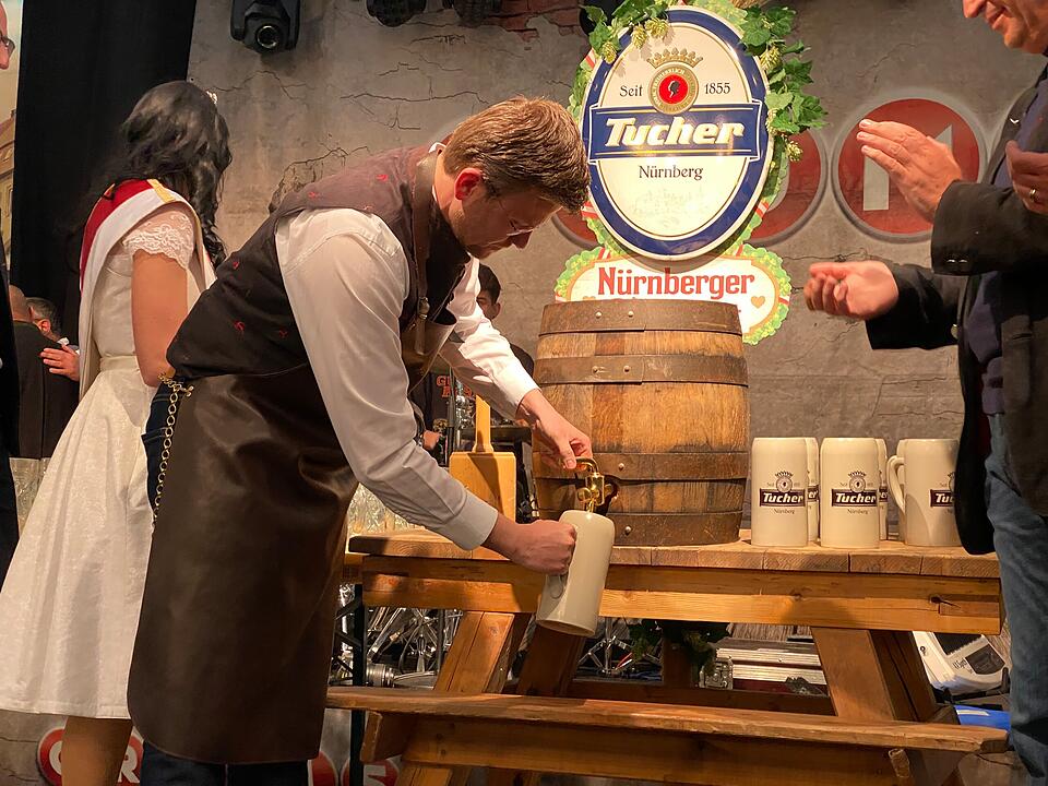 O'zapft is! Das Frühlingsfest am Dutzendteich beginnt