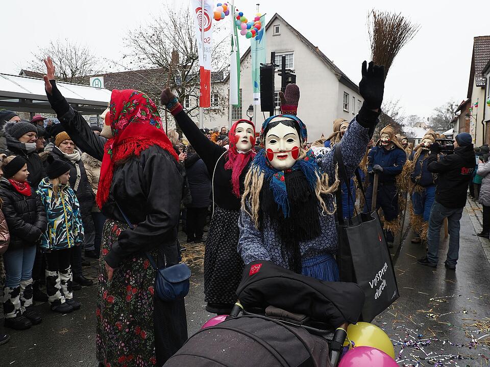 Tausende Besucher beim traditionellen Maskenumzug