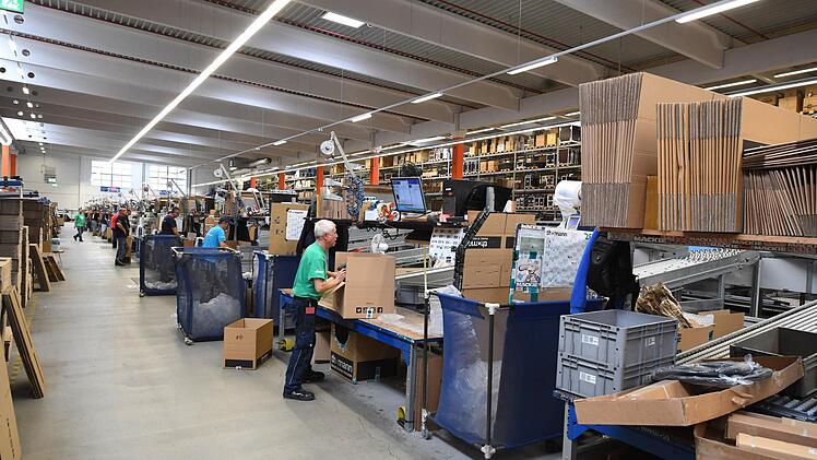 Im Versand wird in zwei Schichten gearbeitet. Pro Stunde gehen etwa 1400 Päckchen in die Laster. Foto: Ronald Rinklef