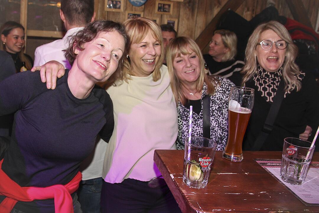 Beste Partystimmung bei voller Hütte.