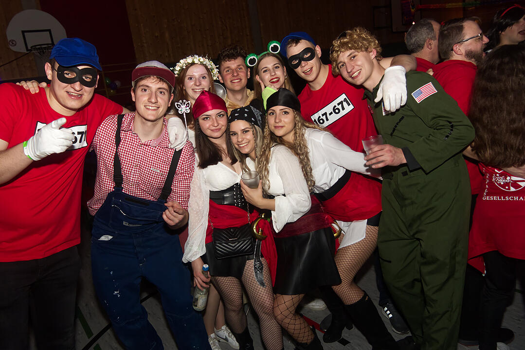 Fasching pur in der Grundschulturnhalle