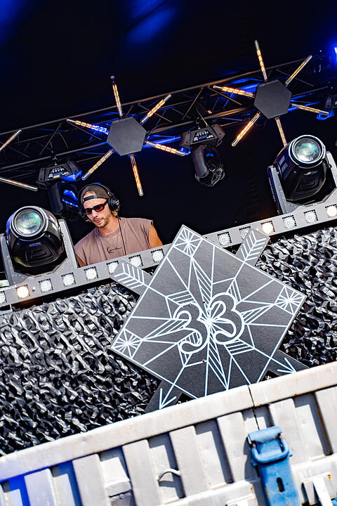 Einmalige Festivalwelt zwischen Stahl und Container.