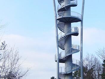 Ein Beispiel von vielen für die Architektouren am 24. und 25. Juni 2018: Neubau Aussichtsturm "Himmelsleiter" in Pottenstein. Architektur: Fischer Planen und Bauen, Feucht. Besichtigung mit Führungen: Samstag 13 bis 15, Sonntag 11 bis 15 Uhr.  Auch ein Kinderprogramm wird dort geboten. Der Turm liegt am Höhenwanderweg Hasenlochhöhle und ist nicht direkt anfahrbar, Parkplätze gibt es  in der Umgebung. Foto: Fischer Planen und  Bauen
