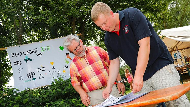 Im Zeltlager: Alex erklärt das Programm.  Foto: Hoch