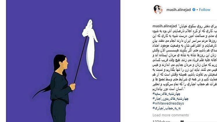 Ein Bild einer jungen Frau, die auf einem Podest steht und ein weißes Tuch an einem Stock hält, ist auf Instagram ein viraler Hit. Das steckt dahinter. Quelle: Screenshot Instagram