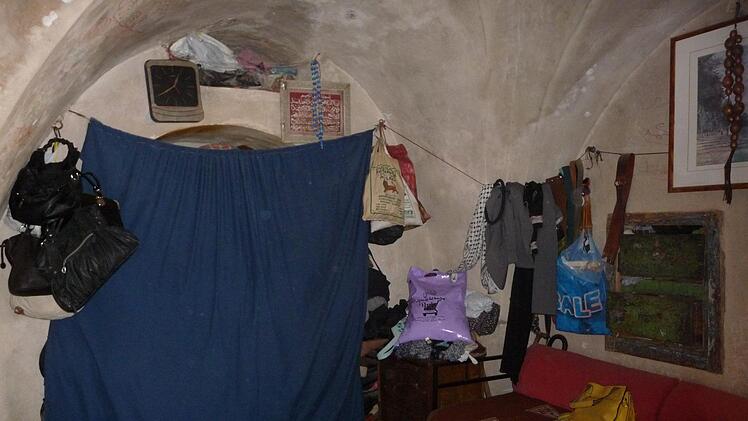 Hier ist noch viel zu tun: Die Familie aus Hebron lebt zu elft in einem aus den Felsen gehauenen Raum. Ihre Habseligkeiten haben sie in Tüten verpackt an die Wände gehängt. Foto: irfe