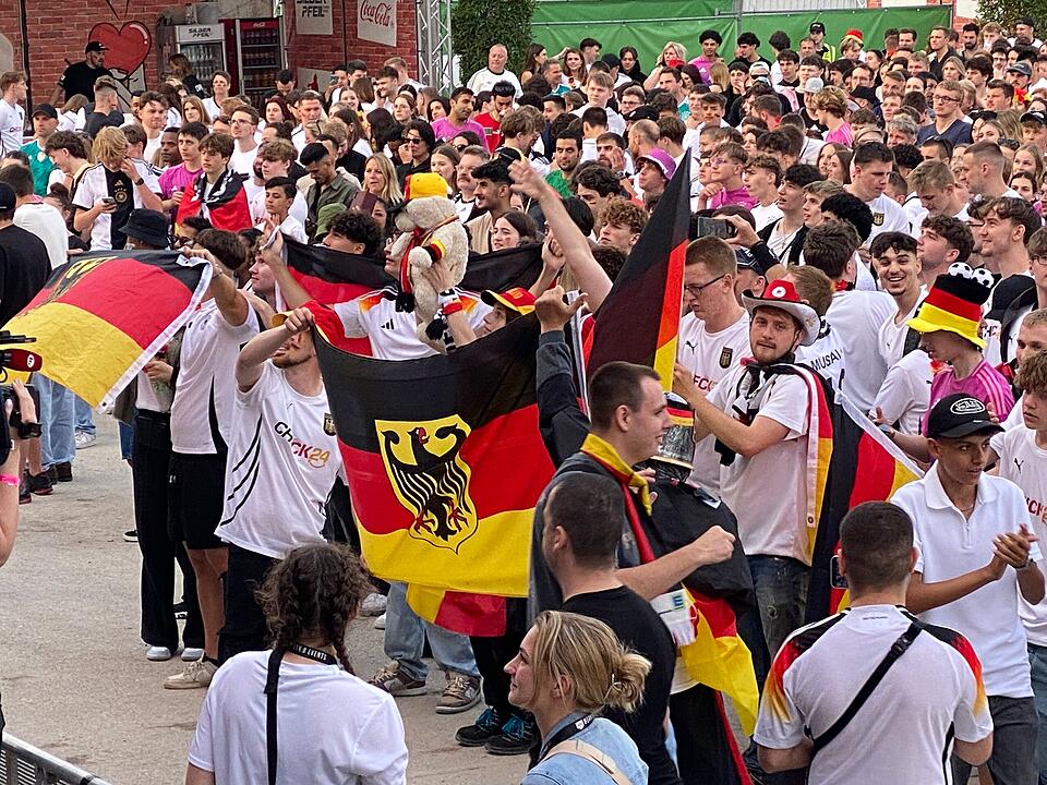 Deutschland steht im Achtelfinale und Nürnberger Fans feiern ausgelassen