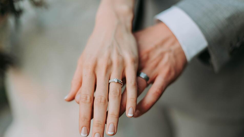 Die Ringe symbolisieren Mann und Frau als Ehepartner.