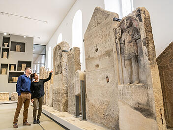 Im Landesmuseum Mainz gibt es Spuren römischen Lebens zu besichtigen, ebenso an vielen Stellen in der Stadt selbst.
