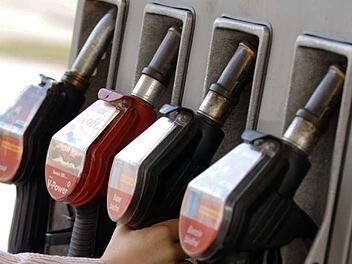 Derzeit muss man beim Tanken wieder tiefer in die Tasche greifen.  Foto: dpa
