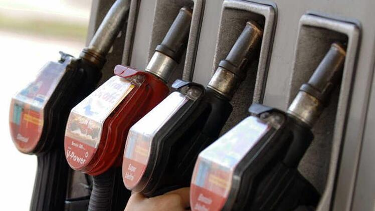 Derzeit muss man beim Tanken wieder tiefer in die Tasche greifen.  Foto: dpa
