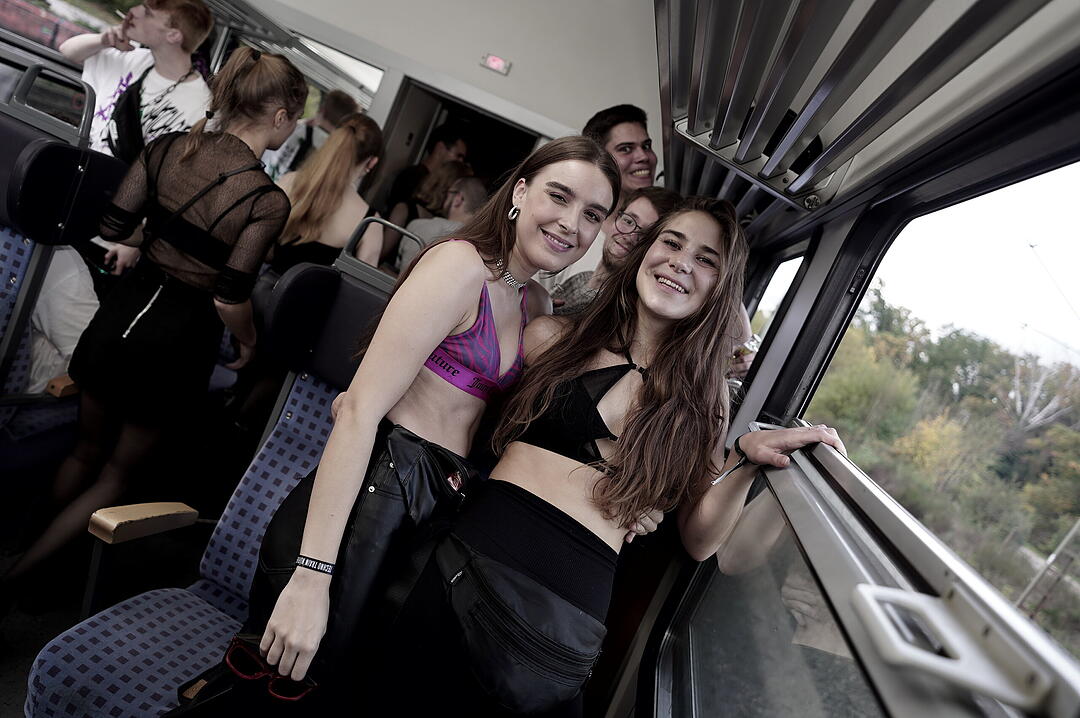 Party im Zug - Raver*innen tanzen zu Techno-Beats