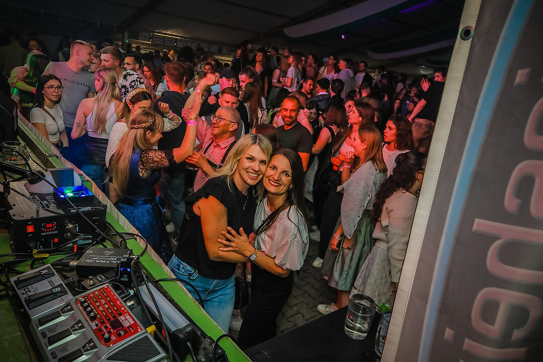 Samstagsparty im Festzelt!