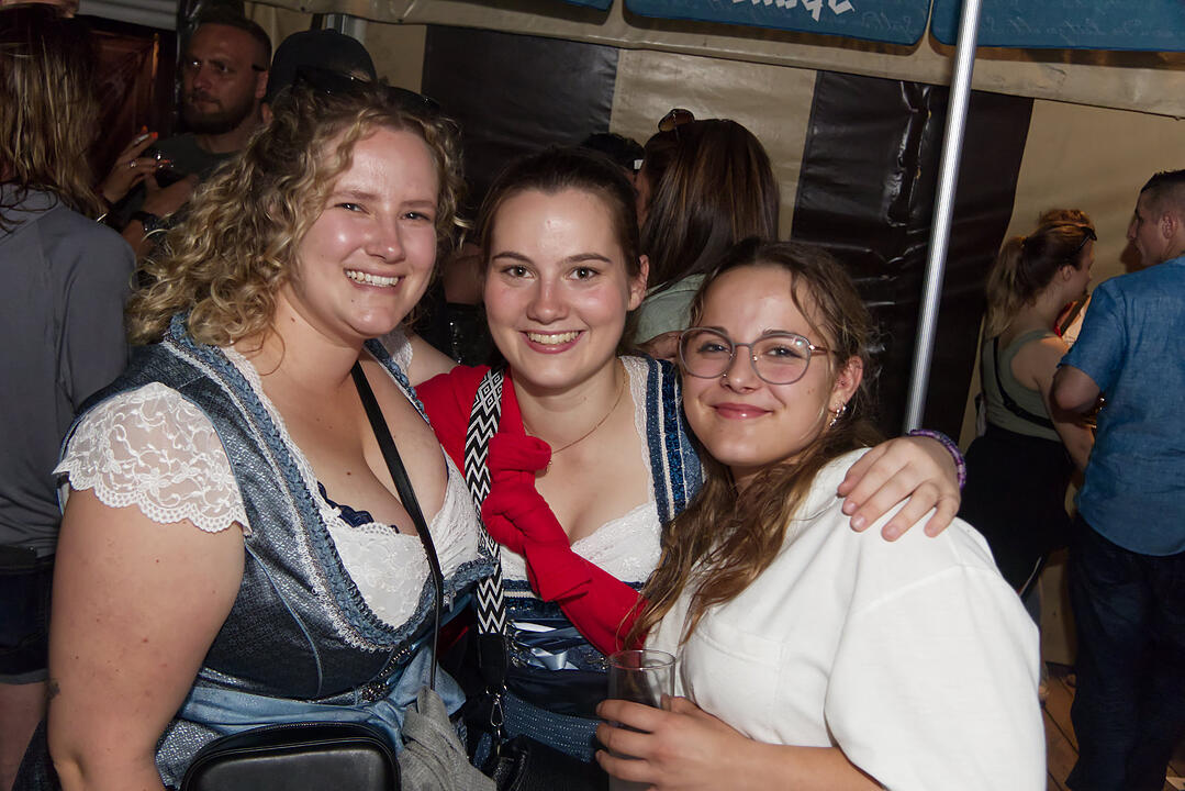 Musik im Festzelt gab es mit der Band "KLOSTERGOLD"