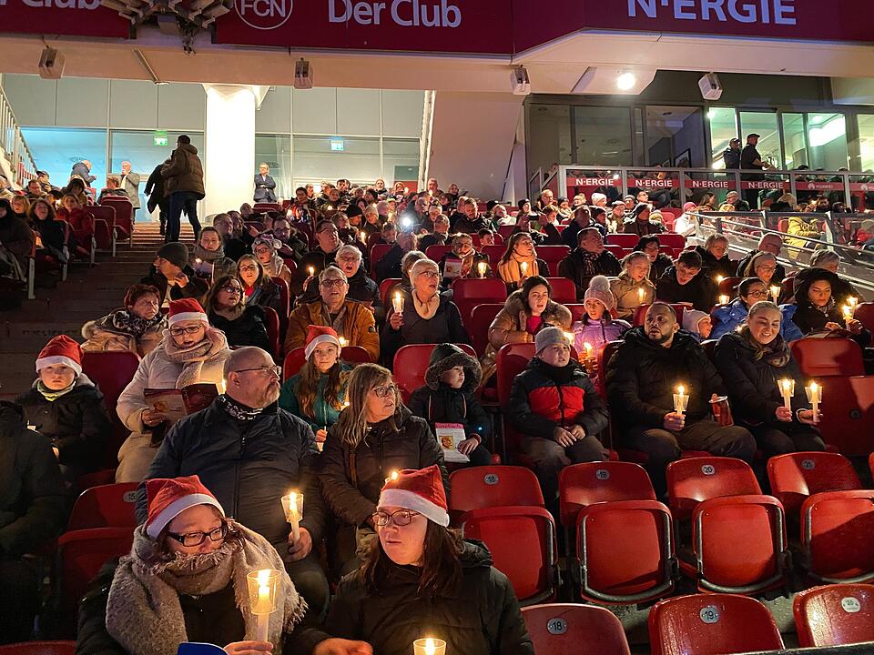 Endlich wieder: Impressionen vom Große Nürnberger Adventssingen 2022 im Max-Morlock-Stadion