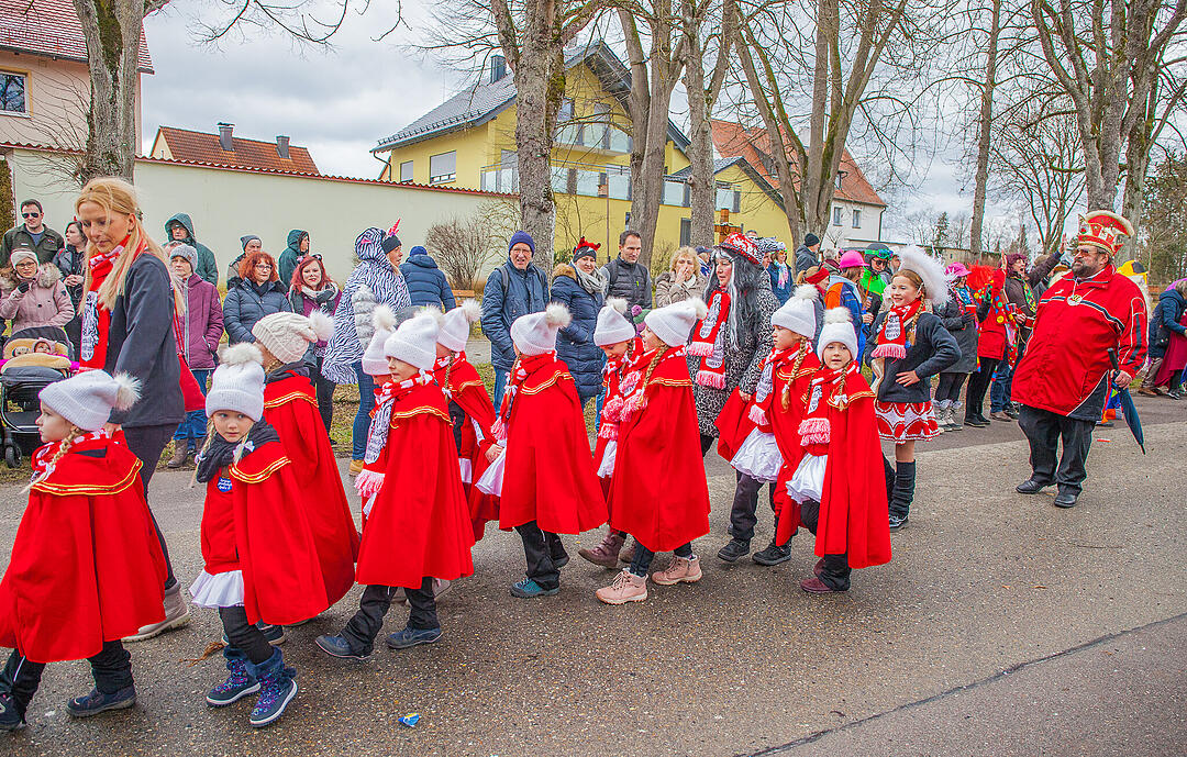 Tausende Narren und Närrinnen feierten auf der Straße