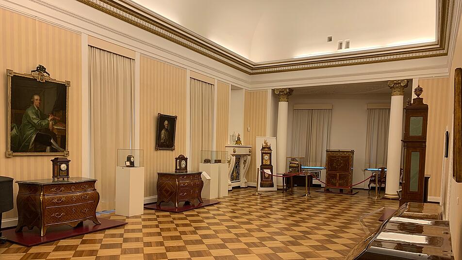 Ein Blick ins Museumsinnere zeigt die barocke Möbelpracht.
