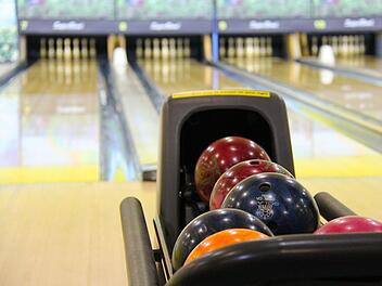 Ruhige Kugel, Strike, Wettkampf und eine Menge Spaß bieten sich dir beim Bowling.