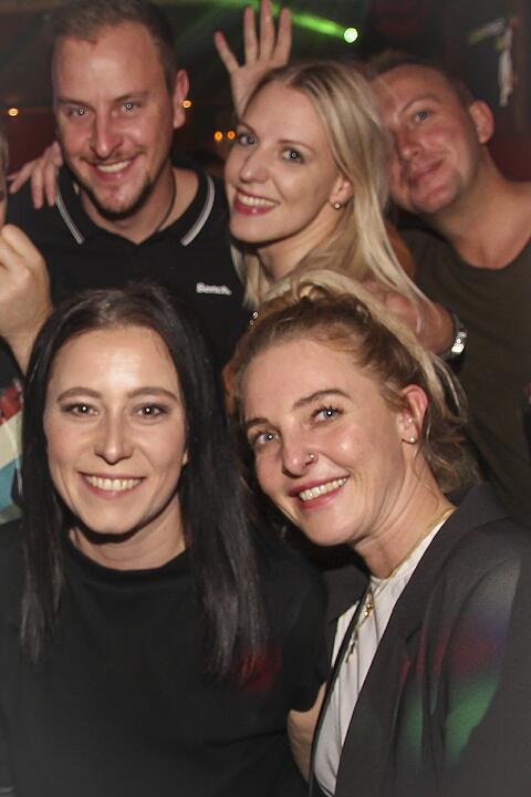 Volles Haus, erwachsene Partypeople und eine ausgelassene Feier!
