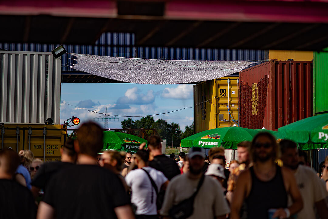 Einmalige Festivalwelt zwischen Stahl und Container.