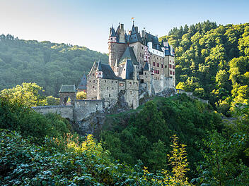 Die Burg Eltz in Wierschem präsentiert sich als romantische Ritterburg auf einem Felsvorsprung.