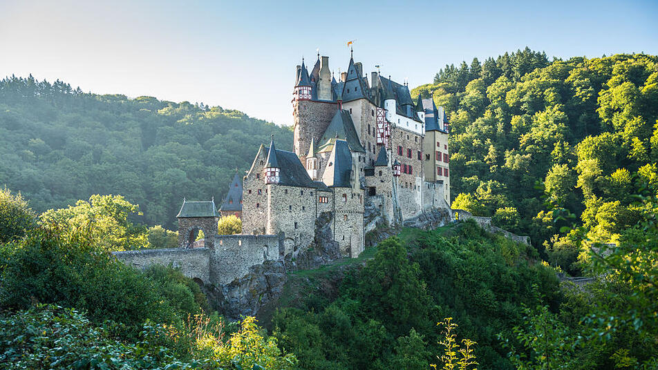 Die Burg Eltz in Wierschem präsentiert sich als romantische Ritterburg auf einem Felsvorsprung.