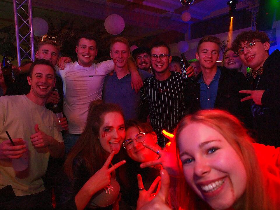 Viele verkleidete Besucher*innen feierten in Oberthulba