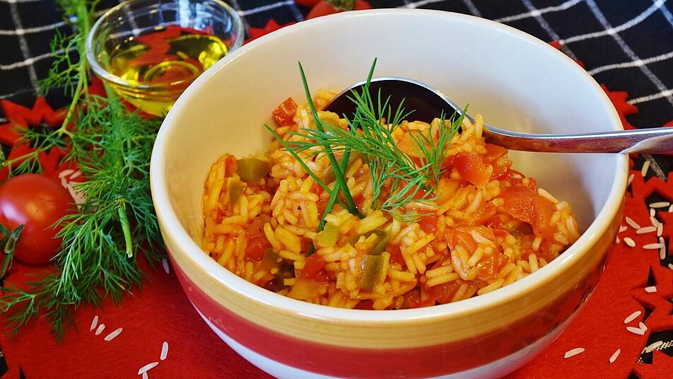 Reissalat mit Gemüse sättigt und eignet sich auch als Hauptgericht.