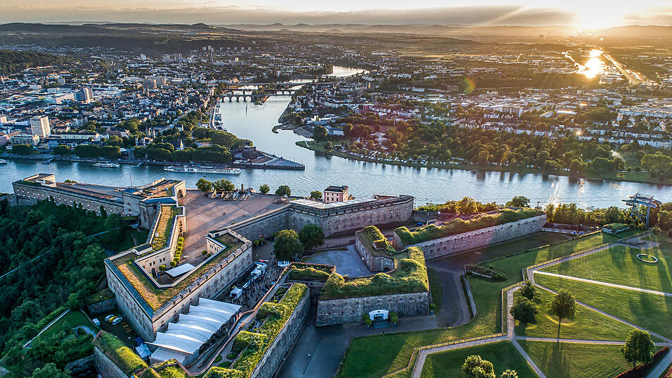 Koblenz: Blick auf Festung Ehrenbreitstein und über Koblenz