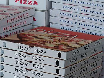 Drei junge Männer stehen im Verdacht, einen Pizzalieferanten in Ingolstadt mit einer Kettensäge und einem Beil angegriffen zu haben.  Symbolfoto: pexels.com