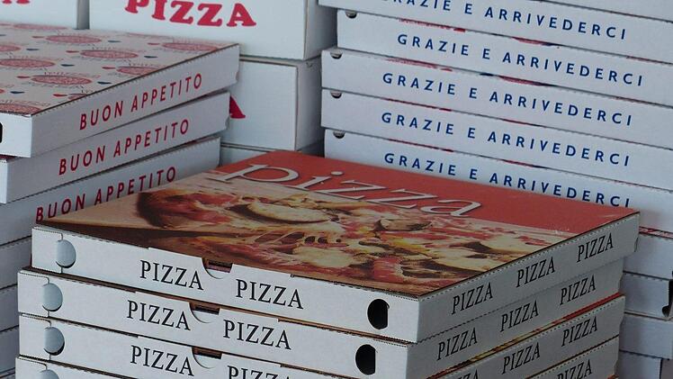 Drei junge Männer stehen im Verdacht, einen Pizzalieferanten in Ingolstadt mit einer Kettensäge und einem Beil angegriffen zu haben.  Symbolfoto: pexels.com