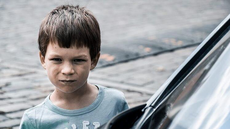 Ein Junge hat im hessischen Eschwege sein Kinderzimmer aufgeräumt - und dabei etliche Gegenstände einfach aus dem Fenster geworfen. Darunter parkten Autos, der Schaden ist hoch. Symbolbild: pixabay.com / iAMyouWERE