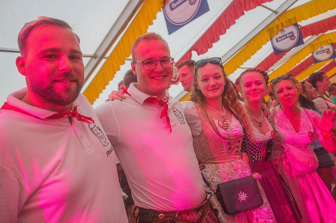 Musik im Festzelt gab es mit der Band "KLOSTERGOLD"