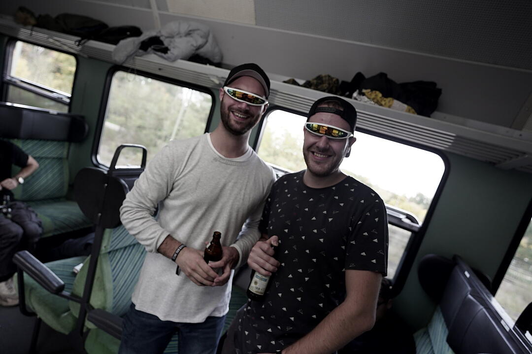 Party im Zug - Raver*innen tanzen zu Techno-Beats