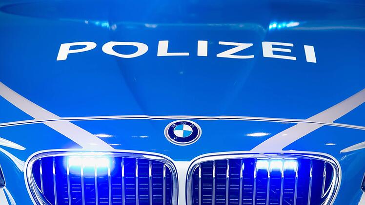 Ein schwerer Unfall ereignete sich am Samstag in Dortmund.  Dann bedrängen Verwandte der Unfallverursacherin einen Beteiligten und stören die Polizeiarbeit. Foto: Matthias Balk/dpa