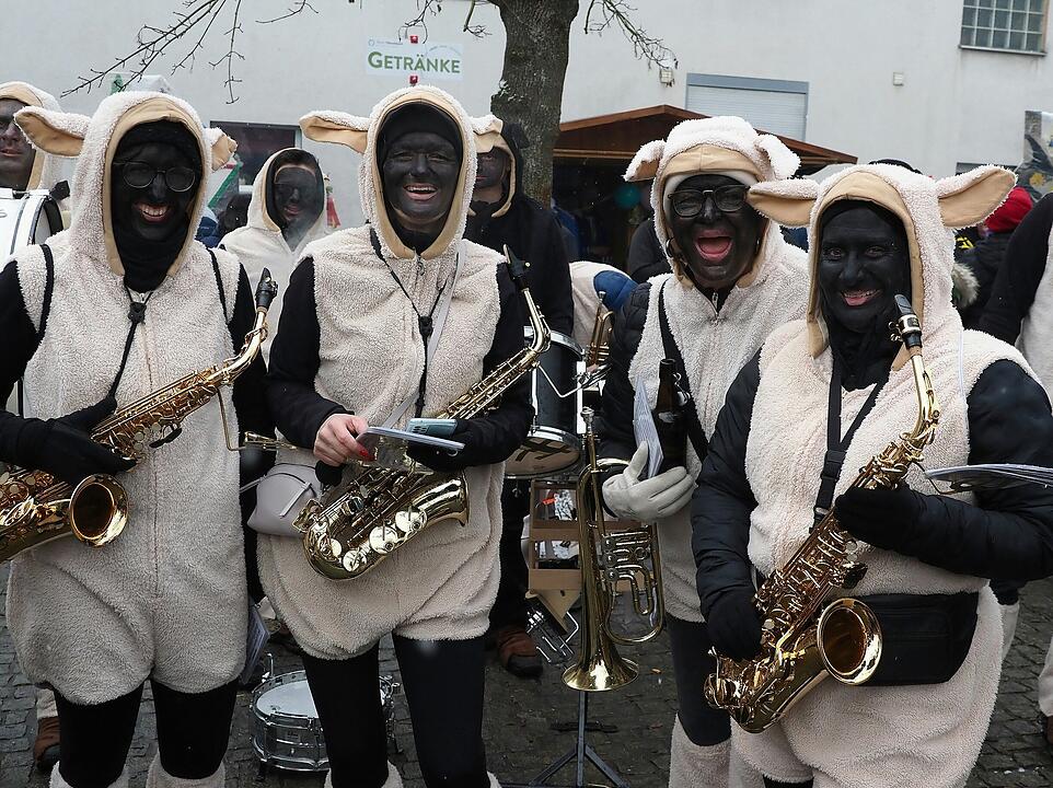 Tausende Besucher beim traditionellen Maskenumzug
