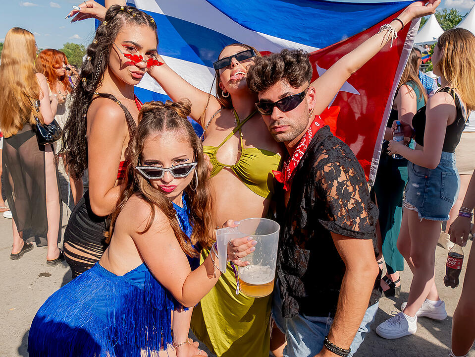 Mit internationalen und nationalen Live-Acts!