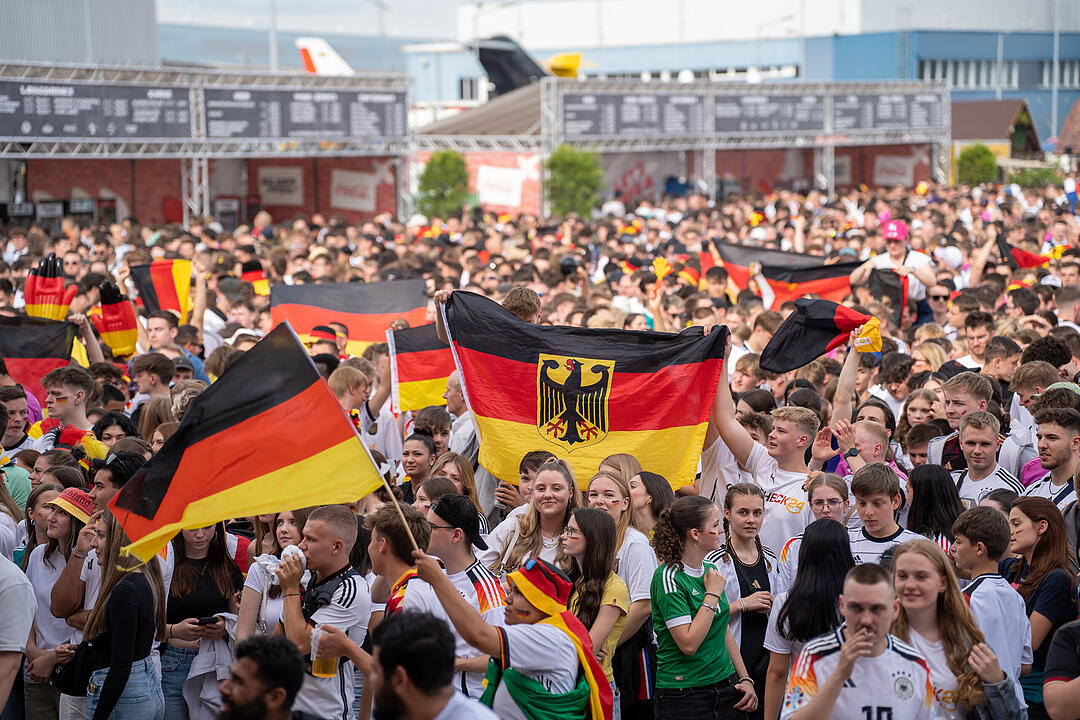 Fans schauen das EM-Viertelfinale zwischen Duetschland und Spanien in Nürnberg