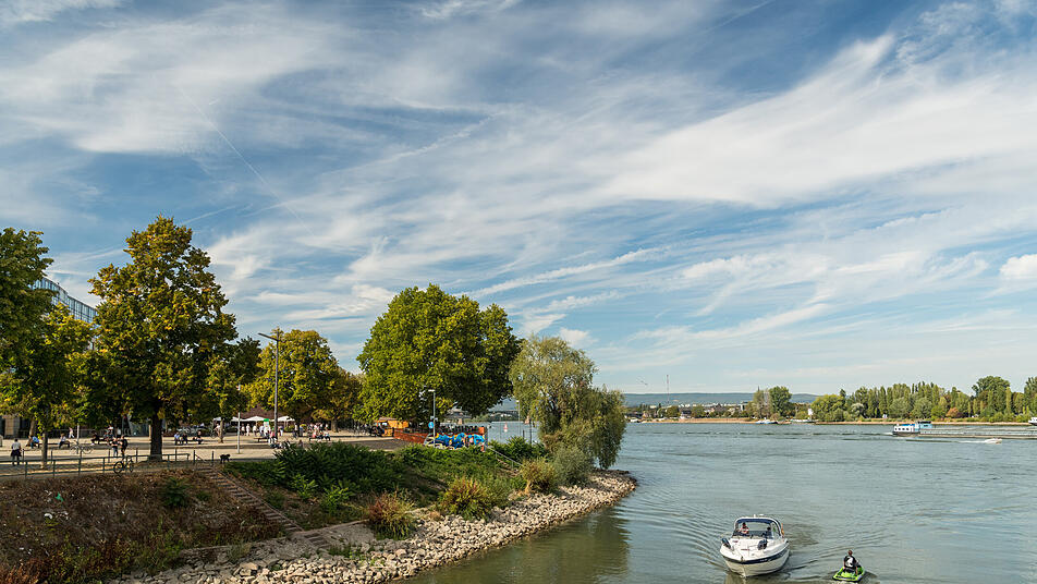 Der Rhein in Mainz ist immer einen Ausblick wert, den du von Terrassenplätzen der Stadt erleben kannst.