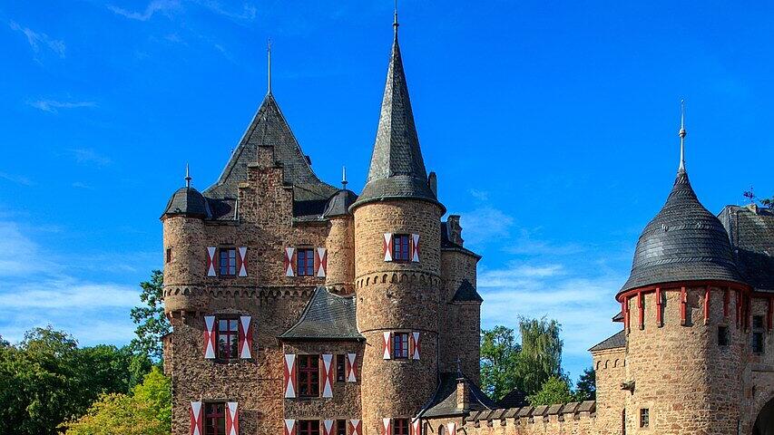 Eine der schönsten Wasserburgen, die Burg Satzvey, findest du in der Eifel.