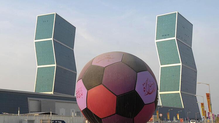 Ein überdimensionaler Fußball steht am 06.01.2011 in einem Kreisverkehr in Doha, der Hauptstadt von Katar. Foto: Andreas Gebert/dpa