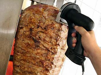 Der Umweltausschuss des EU-Parlaments will den bisher üblichen Zusatz von Phosphat in tiefgefrorenen Fleisch-Spießen nicht mehr zulassen.Andreas Gebert/dpa/Symbolbild