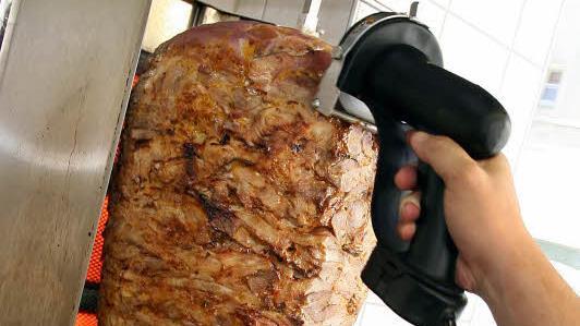 Der Umweltausschuss des EU-Parlaments will den bisher üblichen Zusatz von Phosphat in tiefgefrorenen Fleisch-Spießen nicht mehr zulassen.Andreas Gebert/dpa/Symbolbild