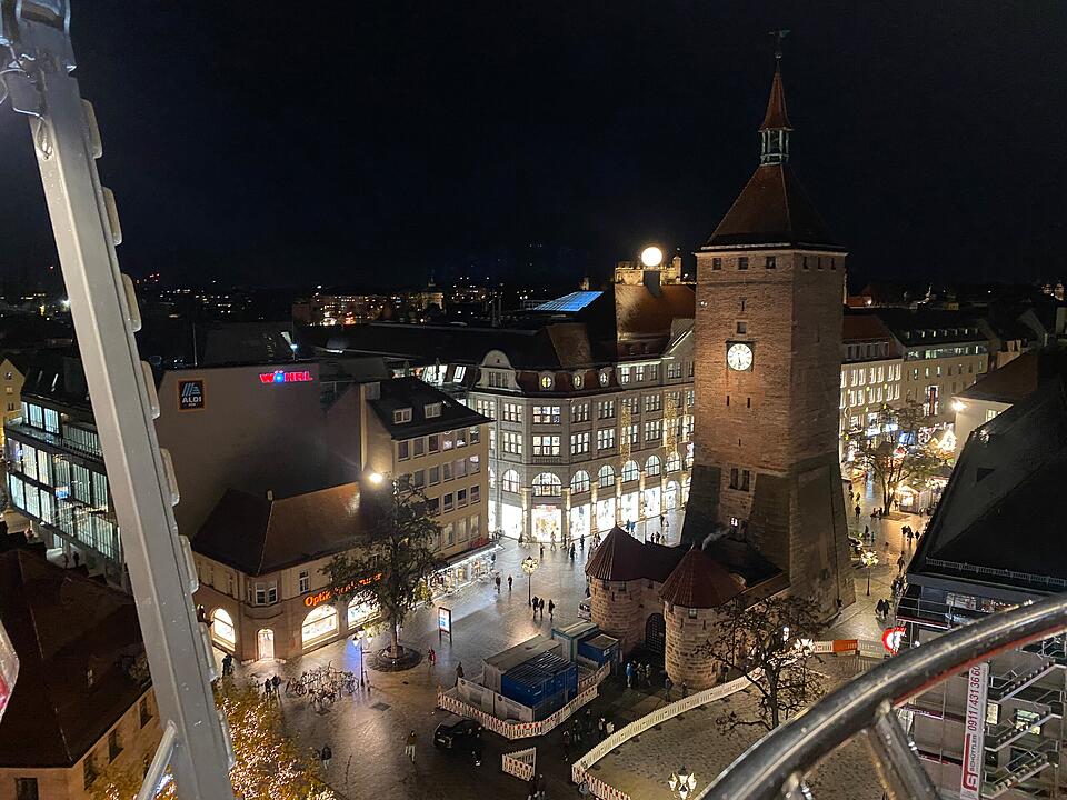 Glühwein, Bratwurst - Und Riesenrad: Winterdorf in Nürnberg eröffnet