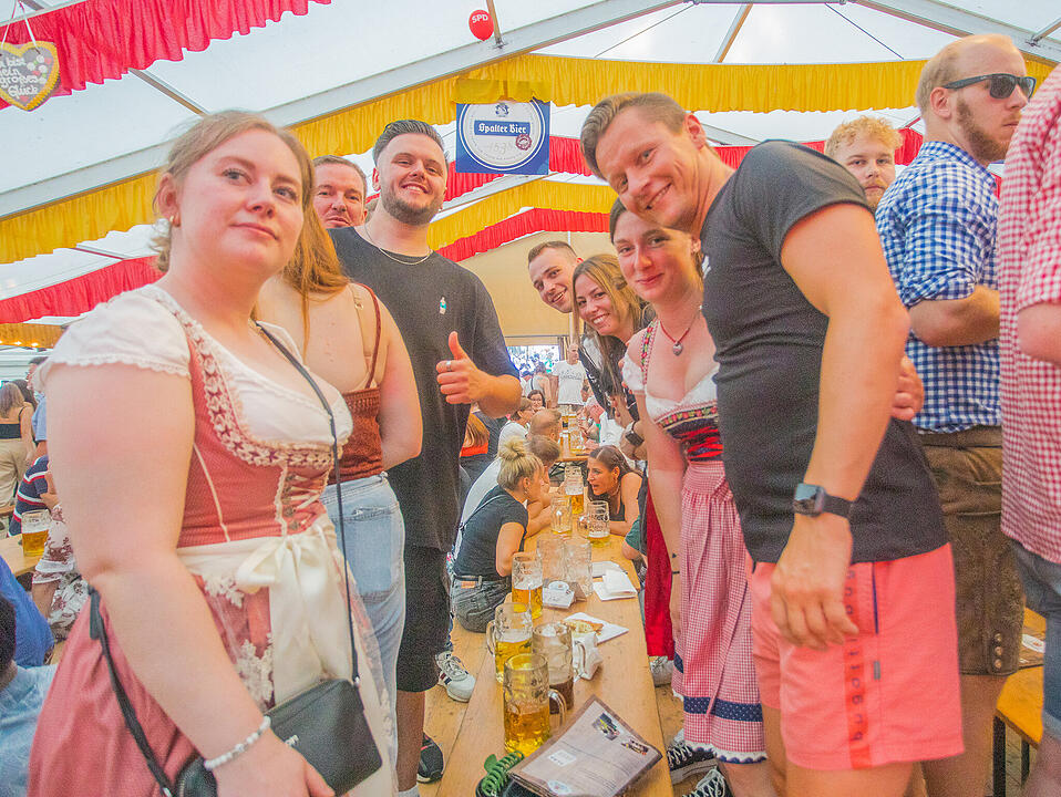 Musik im Festzelt gab es mit der Band "KLOSTERGOLD"